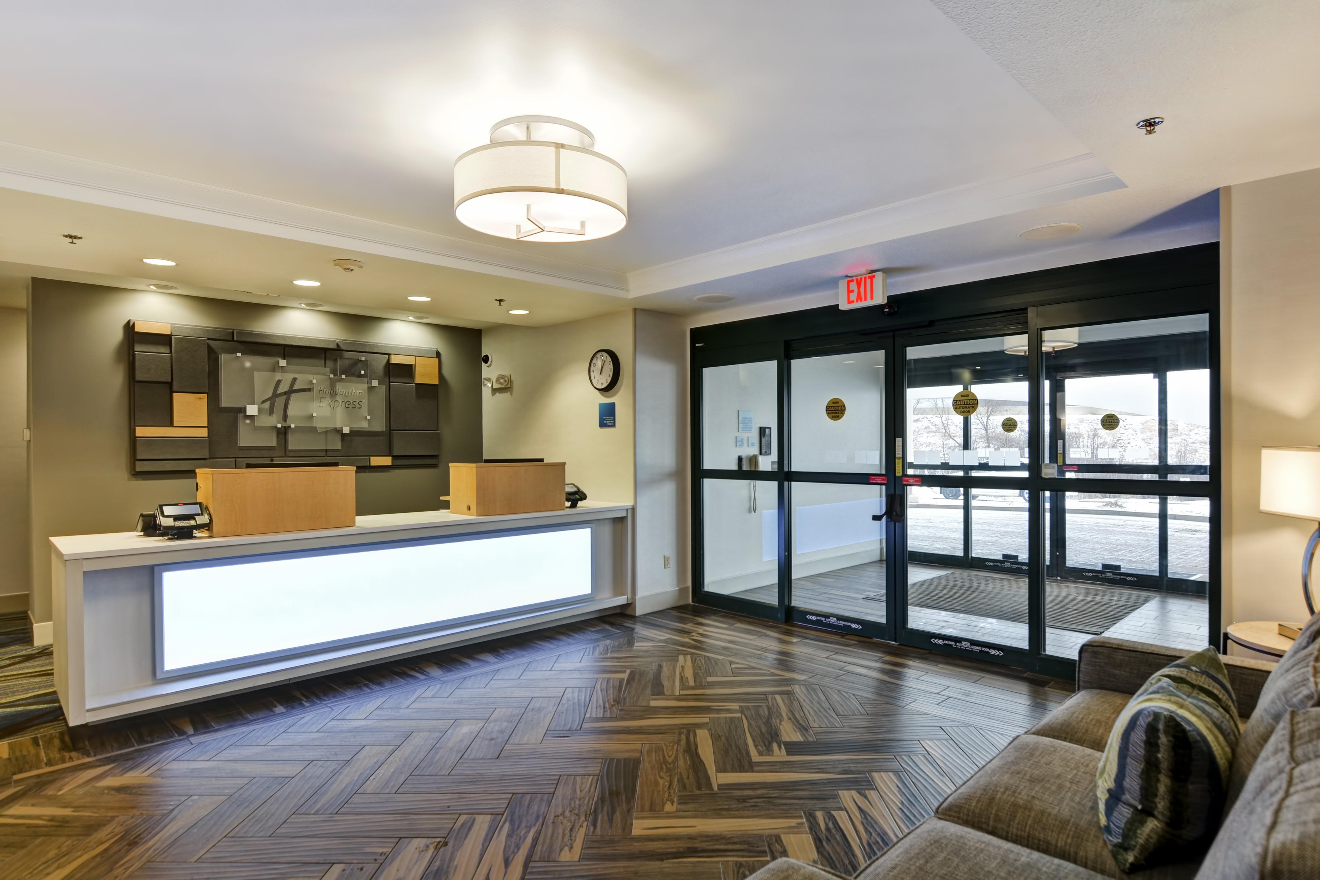 Holiday Inn Express Hotel & Suites Milwaukee-New Berlin By Ihg Eksteriør billede