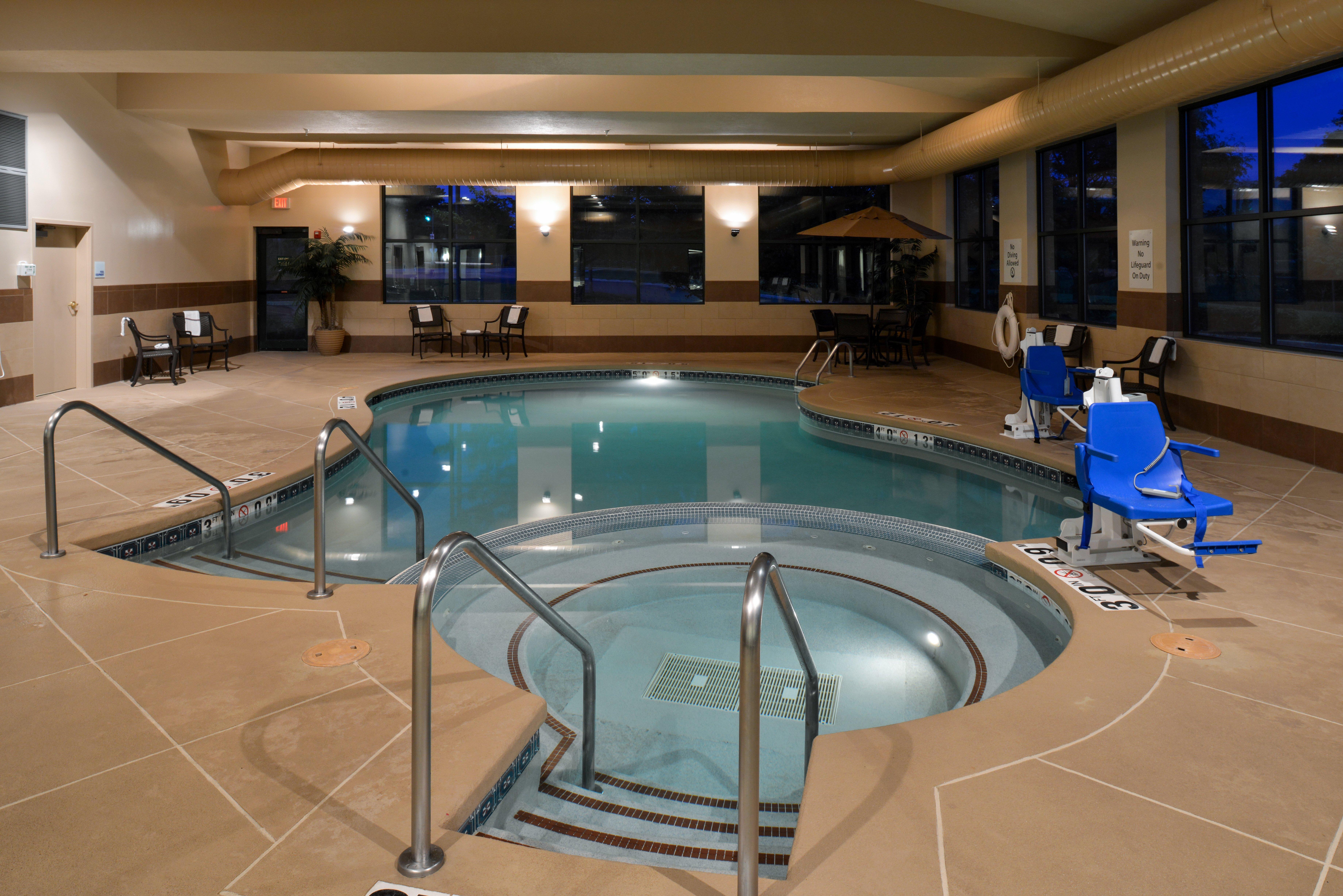 Holiday Inn Express Hotel & Suites Milwaukee-New Berlin By Ihg Eksteriør billede