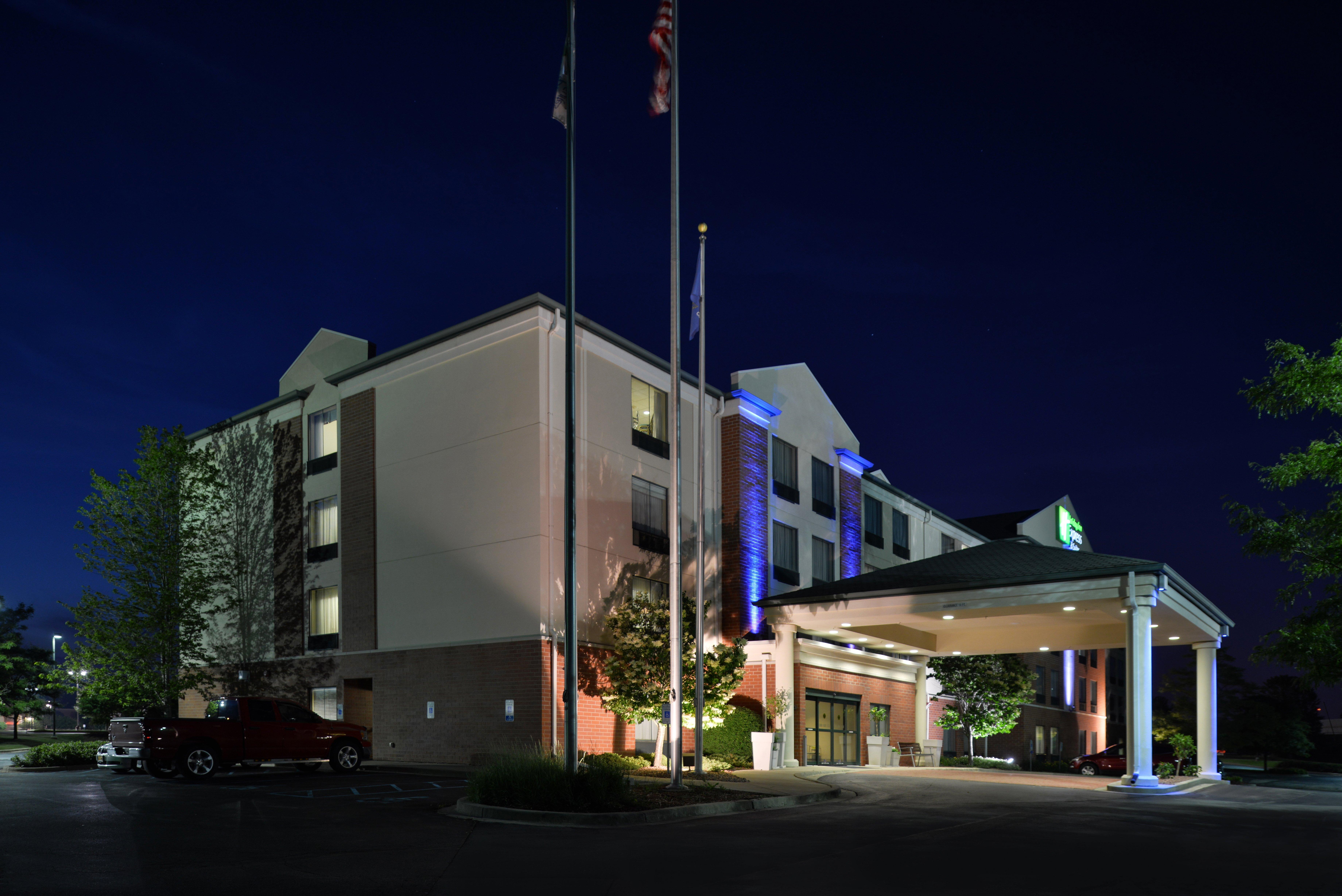 Holiday Inn Express Hotel & Suites Milwaukee-New Berlin By Ihg Eksteriør billede